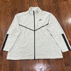 Nike Women Sportswear Tech Fleece.
